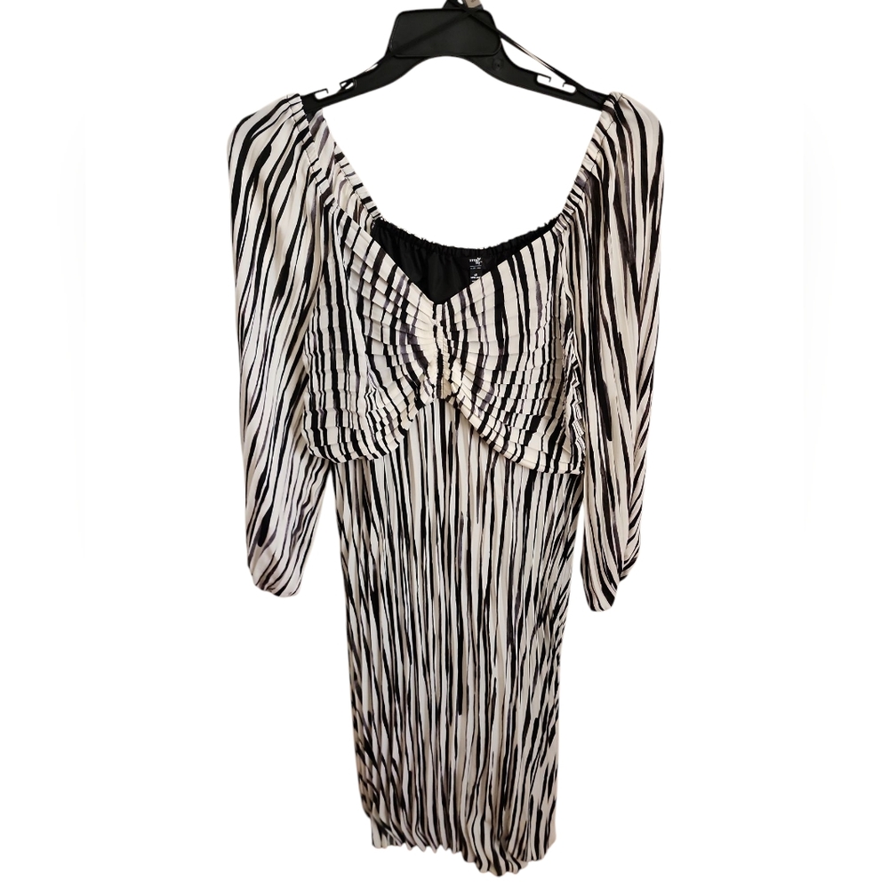 Terra & Sky Black and White Dolman Sleeve Sheath Dress